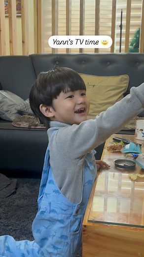 Yann enjoying ‘Steve and maggie’ at maternal grandparents home 😍😍 #tvtime #steveandmaggie #weekendvibes #funtime #happybaby | Nicy Dewan