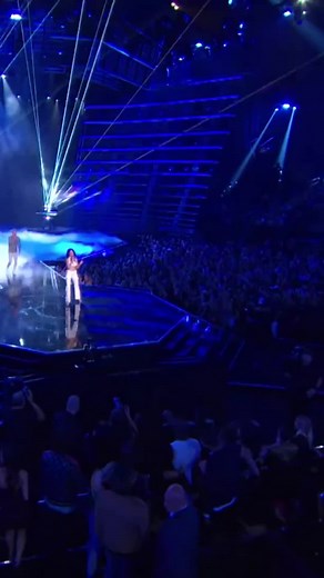 The Chainsmokers Closer ft. Halsey Live Performance at 2016 MTV VMAs