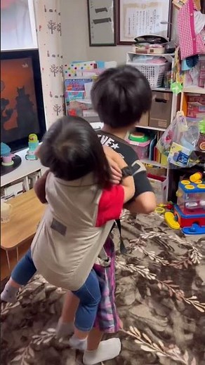【妹にメロメロそらお兄ちゃん】8歳児が初めておんぶ紐で妹をおんぶをしてみたよ！