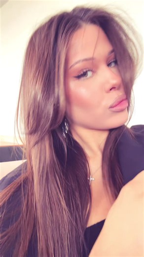 M L (@melaniya.mll)’s videos with оригинальный звук - music_is_lifee_nh