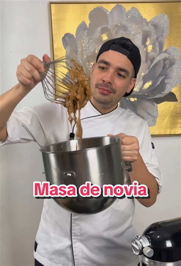 🎂✨ Torta de Novia (receta tradicional) ✨🎂 Una receta clásica, húmeda y llena de sabor 🤎 perfecta para celebraciones o para sorprender con un postre elegante. Ingredientes: • Color caramelo: 2 g • Panela molida: 250 g • Aceite: 150 ml • Huevos: 3 unidades • Jugo de naranja: 50 ml • Leche: 50 ml • Ron: 25 ml • Harina: 260 g • Polvo de hornear: 6 g • Bicarbonato: 2 g • Sal: 2 g • Canela en polvo: 3 g • Esencia de vainilla: 5 ml • Esencia de mantequilla 5 ml • Esencia de almendra: 5 ml • Esencia 
