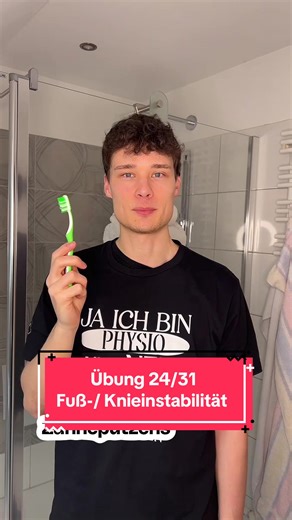 Tag 24/31: Übung bei Knie- Fußinstabilität Mit dieser Übung trainiert ihr die Propriozeption, also simpel gesagt, die „Sensoren“ im Gelenk, Muskel, Sehnen uvm., die dem Gehirn Information weitergeben. Zum einen in welcher Position ein Gelenk gerade steht, ob ein Muskel angespannt ist oder gerade in Dehnung usw. Damit man es sich besser vorstellen kann: Wenn du eine Zahl hinter deinem Rücken mit deinen Fingern zeigst, dann siehst du sie auch nicht, „fühlst“ aber welche Finger angebeugt und welche