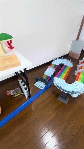Dynamic Marble Run! Five color racing courses with a 360-degree loop.①