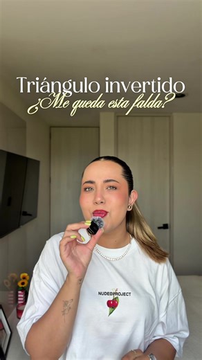 En un cuerpo triángulo invertido, todo se trata de equilibrar la proporción entre hombros y cadera. La falda correcta no solo complementa el look, transforma la silueta al aportar volumen donde se necesita y crear una imagen más armónica. Cuando entiendes esto, dejas de vestirte por intuición y empiezas a elegir con precisión. ✨ #faldas #trianguloinvertido #tips #moda