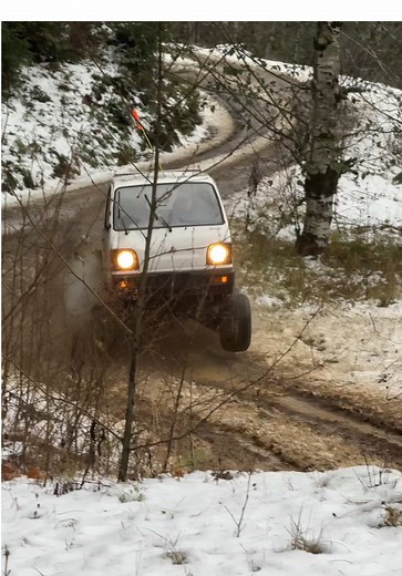 6x6 Kei Truck Performance with F1 Tires Explored