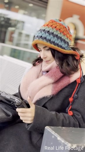 Kurolily on Instagram: "Sto viaggiando tantissimo in questi ultimi mesi: Lucca, Milan Games Week, il Giappone per la gara di break dance e molti eventi stampa. Sempre in giro tra aerei, treni, taxi, hotel e ristoranti. Per fortuna ci sono sempre i miei giochi preferiti a farmi compagnia, infatti con lo smartphone e il ROG Xbox Ally X posso giocare ovunque! Tra un po’ arrivano anche le festività e potrò completare gli stessi giochi da casa su PC e Xbox Series X. Giocherete anche voi in vacanza? @