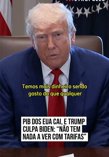 Em meio à guerra tarifária deflagrada pelo presidente dos #EstadosUnidos, Donald #Trump, contra a #China e mais de uma centena de países ao redor do mundo, a economia norte-americana recuou nos três primeiros meses deste ano. É o que mostram os dados divulgados nesta quarta-feira (30/4) pelo Departamento do Comércio dos EUA. No primeiro trimestre de 2025, o Produto Interno Bruto (#PIB) do país registrou uma contração de 0,3%, na comparação anual. O resultado veio bem pior do que os analistas esp