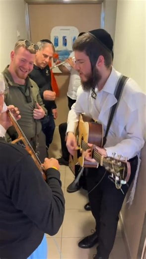 התמונה הזו היא כל עם ישראל בפריים אחד: מחלקה אונקולוגית, חולה שמוציא יוקולילי ומנגן איתנו מהלב, ואלנתן שלנו שקיבל שחרור מהצבא ובא ישר לשמח עם המדים והנשק. אין מחיצות, אין מרחקים – רק חרדים עם פאות וחיילים עם מדים שעושים חסד ביחד. גאה בך אלנתן, וגאה בעם הזה ❤️❤️❤️ שוקי בריף @shuki_brif | חרדים 10 - הדף הרשמי