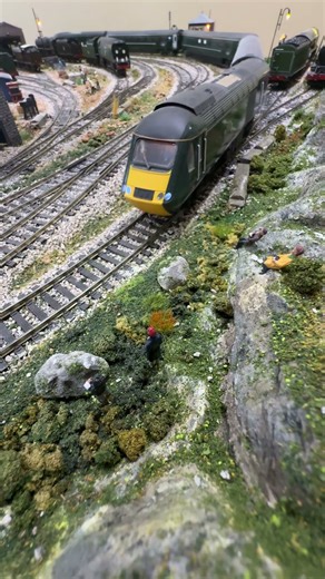 GWR class 43 passes the train spotters.