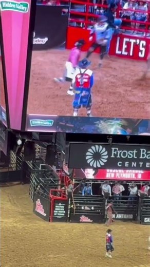 🐂 “This bull clearly skipped anger management classes 🤠😂”#TexasRodeo #RodeoLife #india #usa