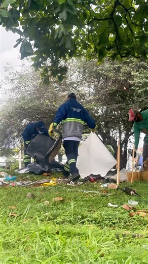 Gigantesco operativo para recuperar el espacio público en la avenida Regional; tumbaron hasta una casa en un árbol con vista al Río Medellín… Prensapaisa.com Desde temprano, el flujo constante de vehículos marca el ritmo de uno de los corredores más estratégicos de la ciudad. A un costado de la vía, sin embargo, otro movimiento empieza a hacerse visible: cuadrillas de la Alcaldía de Medellín despliegan operativos para recuperar el espacio público y reorganizar puntos que durante meses habían per