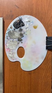 Ejercicio de Grisalla, en @escueladebellasartesperu antes de explorar el color, trabajamos los tonos para obtener volumen y familiarizarnos con las propiedades de la pintura al óleo 🎨 Mi grisalla parte desde la mezcla del siena tostada, azul ultramar y blanco titanio #arte #pintura #óleo #grisalla | Samuel Peláez