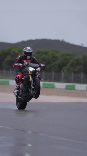 🔥@axel.mlrn en pleine action lors de l'essai de la nouvelle Triumph Speed Triple 1200 RS ! https://youtu.be/-Dt440eEE44?feature=shared Débrief de la machine à retrouver sur notre chaine YouTube et essai complet dès demain en kiosque dans le nouveau Motomag ! ✌️ . . @triumph.france #triumphmotorcycles #triumphspeedtriple #triumphspeedtriple1200 #triumphspeedtriple1200rs #speedtriple1200rs #speedtriple #triumphrider #wheeling #motowheelie #speedtriple1200rs #speedtriplelovers | Moto Magazine