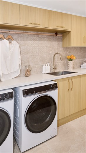 Abbey Holmes ’s laundry is as beautiful as it is functional! Designed with plenty of bench space, clever storage solutions, and the warm, natural tones of oak latte carrying through the home, it’s the perfect blend of style and coastal charm. .⁣ .⁣ .⁣ #youmadeit #kaboodle #kitchens #kaboodlekitchens #bunnings #kaboodletrends #trends #renovation #design #reno #project #DIYproject #DIY | kaboodle kitchen