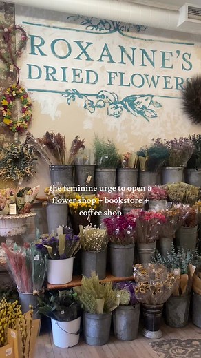 The prettiest dried flower shop i’ve ever seen 🥀 // #driedflowers #florals #flowershop #pittsburgh #stripdistrict #cottagecore