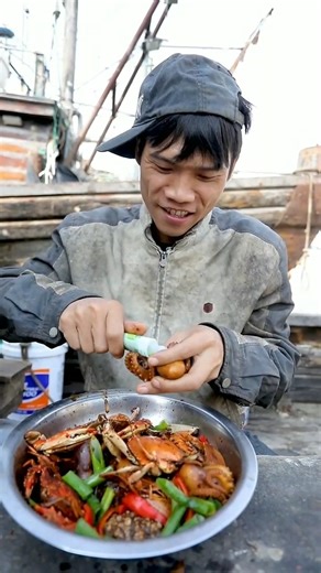 Funny Chinese Fisherman Cooking and Eating Seafood Prank | Eating TV TPK