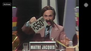 Jacques Houde maîtrisait l’art de la moustache sur le plateau du jeu télévisé « Le travail à la chaîne », bien avant que le Movember ne devienne à la mode! Source : Le travail à la chaîne, 1977 | Les Archives de Radio-Canada