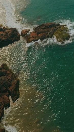 Drop into the blue beaches, rocky cliffs and sun-dipped horizon of Varkala. #VarkalaBeach #VarkalaCliff #Varkala #BeachVibes #Beach #KeralaReels2023 #KeralaTourism | Kerala Tourism