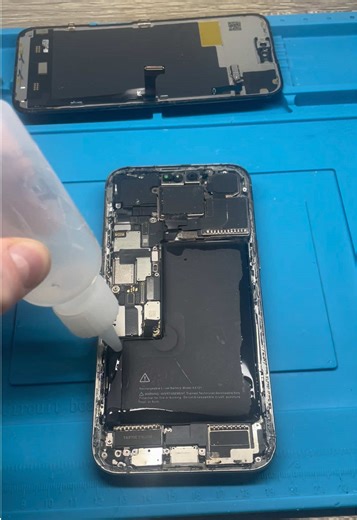 iPhone 15 Pro Max Screen was lifting because of a swelled up battery 🪫‼️Replaced with an Apple Original battery and working like new 🔋✅ Dm to book in your repair today 💬 Tallaght Dublin 24📍#phonerepair #iphone #dublin #battery #15promax