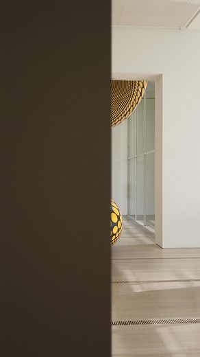 Dieses Wochenende … … öffnet die Fondation Beyeler ihre Türen zur faszinierenden Welt von Yayoi Kusama, einem Universum aus ausdrucksstarken Farben, schillernden Spiegelungen und unzähligen Punkten. Bekannt für ihre hypnotischen «Infinity Mirror Rooms», ikonischen Polka Dots und charakteristischen Kürbisskulpturen, verwandelt die legendäre japanische Künstlerin Raum in Emotion, Muster in Rhythmus und Wiederholung in Poesie. Ein Spaziergang durch ihre Werke gleicht einer Illusion, in der sich Gre