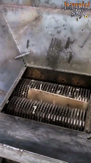 How Dual-Shaft Industrial Shredders Instantly Crush Massive Documents Into Tiny Pieces!