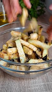 Bastoncini di melanzane croccanti senza friggere niente 🤩 al forno o in friggitrice ad aria con il trucchetti della farina di mais avrai una deliziosa croccantezza 😋😋 - Seguimi, è il modo più bello per farmi sapere che ti piacciono le mie ricette ❤️ - Il mio libro “Antipasti con la pasta sfoglia” è su Amazon 🥰 INGREDIENTI INGREDIENTI 1 melanzana ovale nera 3 cucchiai Grana Padano grattugiato 3 cucchiai mais per polenta istantanea 1 cucchiaino paprika 3 cucchiai olio extravergine d’oliva 1 pi