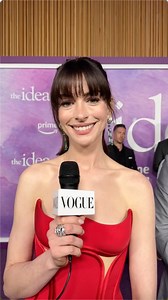 4.1K views · 63 reactions | #AnneHathaway 2 Mayıs’ta vizyona girecek yeni romantik komedi filmi #TheIdeaOfYou’nun New York’ta gerçekleşen prömiyeri için #Versace’den kırmızı bir elbise ve #Bulgari mücevherler tercih etti. #RobinLee’nin aynı adlı romanından uyarlanan filmde Hathaway, genç bir pop yıldızıyla #Coachella’da tanışır ve ardından beklenmedik bir aşk yaşarlar. | Vogue Türkiye | Facebook
