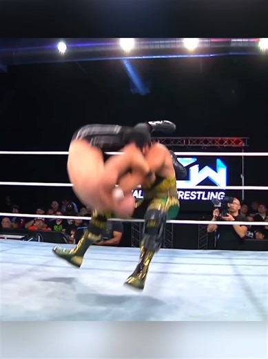 Match ni mencabar dari segi fizikal - flight 30 jam, sampai-sampai tak dapat tidur, terus ke arena. Terus kerja. Match 15 minit je, tapi dengan jet lagged, tak cukup rehat dan makan, memang struggle. Tapi tak complain, sebab i love this so much. Ni adalah passion saya. Saya sanggup redah semua ni berkali-kali. Sekadar berkongsi pengalaman dan apa yang saya biasa lalui. Sequence ni saya buat inside cradle transition to NK Driver.