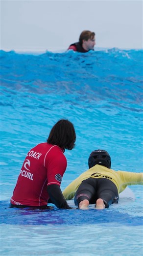 Das besondere an SURFTOWN? Max bringt es auf den Punkt... Surfen für alle, Wellen für jedes Level! 🌊 Ob Anfänger*in oder Pro: unsere Coaches sind immer für dich da, Training und sichere Bedingungen inklusive. Jetzt ideal zum anfange: 3-für-2 Beginner Sessions - perfekt, um in den Herbstferien noch das Surfen zu lernen. Gültig bis 16.11.25 🌊 Wann startest du deine Surf-Journey? Video by: @jakobkreinecker @infilmity.at mit @maxwithalab Waves by: @endlesssurfofficial Session: First Timer | O₂ Sur