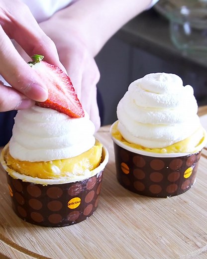 レンジで3分するだけ！材料4つでカップケーキ作り方🧁#お菓子作り #おうちカフェ #クリスマス