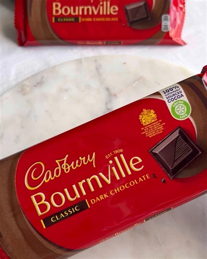 Whip up some festive magic with this Reindeer Chocolate Bark! 🦌 🍫 ✨ Easy to make and oh-so-delicious, it's the perfect sweet treat for the holidays. Recipe by maltesefoodlovers. Reindeer Chocolate Bark Ingredients: 1 packet of Bournville Cadbury chocolate 1/4 cup red candy buttons (for the nose) 1 cup small packet of pretzel twists 1/4 cup candy eyeball decorations Method: • Line a large baking sheet with parchment paper. • In a large mixing bowl, cut the chocolate into small blocks and place 