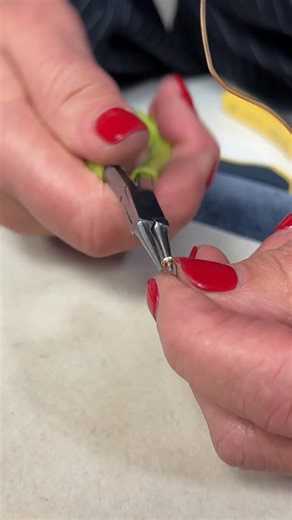 Bring the colours of autumn to your accessories with our Autumnal Ear Cuff Tutorial! Create a chic, seasonal piece – perfect for layering or solo ✨🤎 | JewelleryMaker