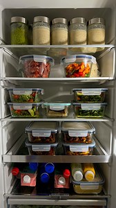 weekday MEAL PREP w/ me 🥣 Breakfast: protein overnight oats ▫️ 3 tbsp oats ▫️ 1 tbsp chia seeds ▫️ 1/2 scoop vanilla protein powder ▫️ 1 tbsp powdered peanut butter or 1 tsp regular peanut butter ▫️ 1 tbsp Greek yogurt ▫️ plant-based milk of choice (I use oat milk) 🥗 Lunch: sweet potato & kale salad ▫️ curly kale (or other leafy greens) ▫️ sweet potato ▫️ cherry tomatoes ▫️ cucumber ▫️ turkey or chicken breast olive oil, salt, pepper & Mexican spice mix ▫️ mustard–maple syrup dressing (mustard