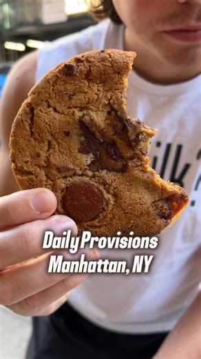 Cookie Guy Ry on Instagram: "Daily Provisions - Manhattan, New York 🍪 Chocolate Chip Cookie Review @dailyprov #chocolatechipcookies #cookies #cookie #cookieguy #cookiereview #nyc #nyfood #nycfoodie #manhattan #nyccookies #dailyprovisions #ny #bakery #foodie #foodreview #sweettreat #gotmilk"