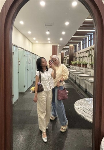 Mirror mirror on the wall hahaa selalu klo ada kaca tuh gatel yaa kak pengen cekrak cekrek... 📸📸 #mirror #selfie #daughter ❤️❤️