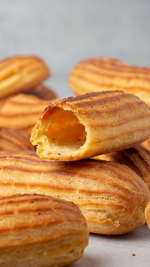 Katalin Nagy on Instagram: "eclair • recipe Learn how to make eclairs with the help of my foolproof tutorial 🤩 Recipe link in Bio or Google “spatuladesserts eclairs” #spatuladesserts #éclairs #eclair #éclair #choux #chouxpastry #pateachoux #chouxalacreme #chouxcream #chocolateeclair #pastrychef #pastryart #pastrylife #pastrychefsofinstagram #pastryporn #pastrygram #frenchpastry #dessertporn #creampuff #pastachoux #eclairauchocolat #bakingclass #onlinebakingclass #zoombaking #bakingrecipes #bake