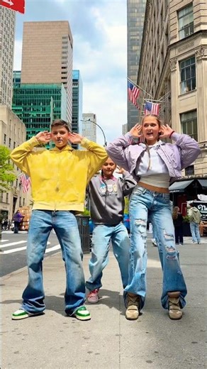 Copines Dance Viral in NY 🇺🇸❤️‪@_miss_tais_‬ ‪@markchirkin‬ #familyfirst #dance