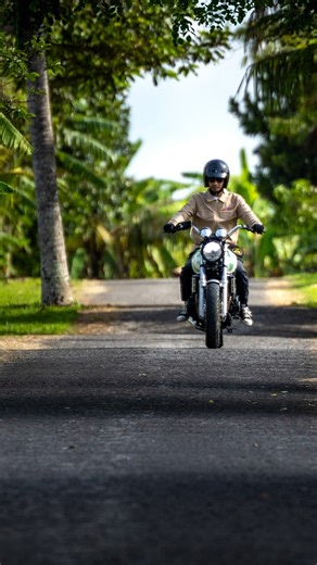 Deus Ex Machina Indonesia on Instagram: "Born from a thirty-year lineage, this 1998 CB400SF was rescued in Java and reborn with a single purpose: to become a proper weekly rider. Lifted in stance and sharpened in spirit, it was built to escape the coastal noise and disappear into the weekend upon open roads. ⁠ ⁠ The Viridis Viator, the Green Traveller, lives for clean lines, quiet power, and the long way inland.⁠ ⁠ To read the full story, head over to our Oily Rag.⁠ ⁠ Video: @ram_mateo⁠ Edit: @i