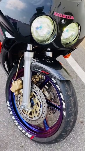 Goodbye to Upside Down Forks: Exploring the CBR250RR MC22