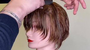 📌 FEATHER RAZOR BOB 🇩🇪 Weiche Linien, fließende Längenanordnungen. Haarschnitte mit dem Feather Razor haben ihren eigenen Charakter. Gerade bei sehr kompakten Haaren bietet der Messerhaarschnitt die Möglichkeit zusätzliche Textur und Bewegung zu schaffen. 🇺🇸 Soft lines, flowing length arrangements. Feather Razor haircuts have their own character. Especially with very compact hair, the knife haircut offers the possibility of creating additional texture and movement. #pointcutter #hairhaus