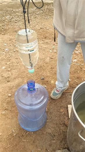 wildlifewiith on Instagram: "日本推出一種革命性嘅技術，將人類每一步都轉化為電力：壓電磚。 呢啲瓷磚吸收每個行人嘅腳步所產生嘅壓力同震動能量， 同埋將呢個機械力轉換成電能。 嵌入瓷磚嘅壓電元件會稍微變形， 產生弱電流。 每個步驟都會產生少量能量，但係總共有幾百萬個步驟 產生足夠嘅電力去供電 LED 燈、數碼顯示器、感應器等等。 喺東京澀谷站呢類繁忙地區， 每日大約240萬步有助於呢個系統。 呢啲能量可以即刻儲存或者用， 減少對傳統能源嘅依賴，同埋 支持可持續城市基礎設施嘅發展。 每日行路 正成為未來嘅可再生能源來源。 ⚡ # 日本 # 壓電瓷磚 # 壓電 # 行走電力 # 澀谷站 # 可再生能源 # 智慧城市 # 科技 # 創新 # 環保 # 邁向未來 # 動力 # 靈感 # EcoLife CocoShitoro 店"