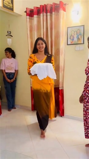 අනෙ පැත්තක ඉඳන් හොරෙන් බලන නංගි 😏😁 #funny #tiktok #love #shorts