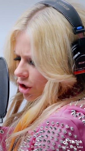 Avril Lavigne - Complicated | Live Performance on The First Take