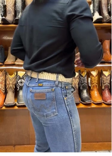 @Rigo el cueros #wrangler #wranglerjeans #jeans #cowboy #cowboys #wranglercowboycut #countryman #western #texas #cowboylife #countryboy #countryboys #vaquero #vaqueros #rodeo #wranglercountry #wranglerlife #wranglerdenim #wranglers #sharewithwrangler