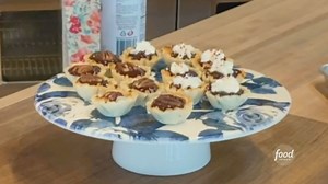 You can whip up these mini chocolate tarts at a moment's notice for easy entertaining this holiday season 🤩🍫 Get more recipes from The Pioneer Woman - Ree Drummond, Saturdays at 10a|9c and subscribe to discovery to stream more episodes of the show: https://links.discoveryplus.com/P6K9VEgeygb. #discoveryplus Get the recipe: https://foodtv.com/3Xdn1RS | Food Network