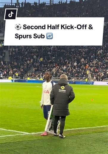 West Ham manager Nuno emerges first from the tunnel for the second half, closely followed by the Spurs players, led out by captain Cristian “Cuti” Romero. Early into the half, Spurs make a substitution: Archie Gray comes off for Yves Bissouma, freshly back from AFCON duty. Bissouma hasn’t played for the club in months and appeared to be frozen out under Frank. #PremierLeague #THFC #Spurs #WestHam #CutiRomero