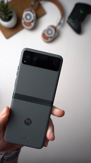 227K views · 44 reactions | Unboxing the new #motorolarazr, the newest #foldable #android #smartphone from #motorola. The device sports a #snapdragon 7 Gen 1 SoC with 128GB of storage and 8GB of RAM, 30w fast charging, a 4200 mAh battery and a 6.9inch folding display. #tech #technology #techunboxing #asmr #asmrsounds #asmrunboxing #technews #android13 #gadgets #coolgadgets #cooltech #instatech #techreels #techtok #hellomoto #moto #smartphones | Phandroid | Facebook
