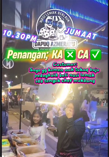 Aura Khairul Aming buat orang share. Aura Chef Azmer? Buat orang terus cari kunci kereta 😌 Live tengah suap nasi lemak… Follower tengah scroll tiktok teghuih tukaq baju nak keluaq rumah beli Nasi Lemak 🫣 Live mukbang je kot… Tak buat paid ads pun. Kita ingat gurau. Sekali… nohh… sampai jugak ⏰ 10.30PM ❎ tidur ✅ tengok Chef Azmer mukbang 🚙Waze Dapuq AzmerAyu 📍Right next to Biggy & The Ahli Kopi, Sebelah kedai barber & printer shop walkway 🏃🏻‍♂️ Colourful Night, Dangerous Live Chef makan den