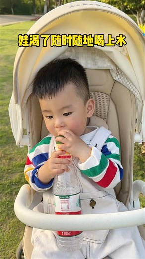 带娃出门有这种#防呛吸管转换头 ，简直不要太方便，娃随时随地都可以喝水，再也不怕洒一身了#宝宝喝水 #吸管盖 #防呛吸管 #出门必备 #母婴好物 #baby #宝妈推荐 #带娃好物 #宝宝 #新生儿