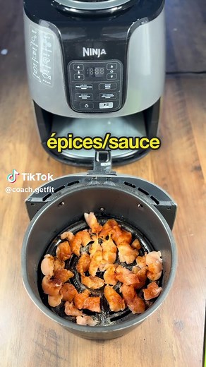 Riz frit au airfryer (15 minutes) 🍚 La recette la plus facile quand t’as pas envie de cuisiner, mais que tu veux manger santé. Ingrédients (pour 1 portion) : •1/2 riz minute (micro-ondes) •150 g poitrine de poulet crue •2 c. à soupe sauce soya légère •3 c. à soupe blanc d’œuf •1/4 tasse légumes •1 oignon vert, tranché •Sauce au choix •1/4 poivron, en tranches •Assaisonnement à poulet Méthode : 1.Coupe le poulet et ajoute l’assaisonnement la sauce soya. 2.Airfryer 6 à 8 min. 3.Ajoute le maïs, le